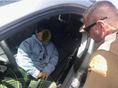 美国5岁男孩开父母汽车上高